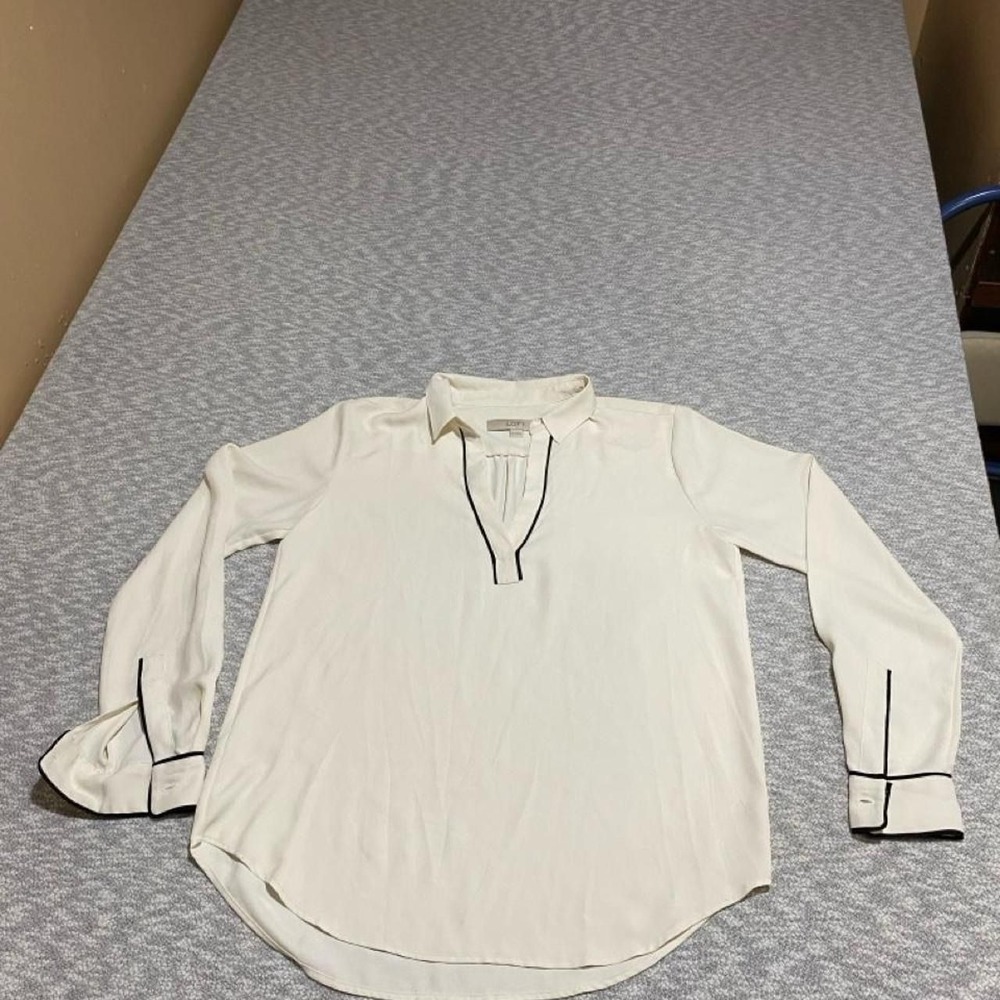 LOFT white blouse with black piping along collar and cuffs women XS. SKU-B781